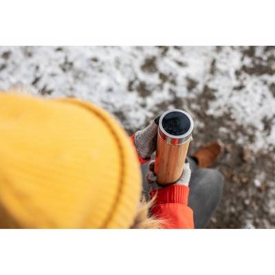 Bambusowy termos 500 ml, posiada sitko zatrzymujące fusy oraz cyfrowy wyświetlacz temperatury napojów